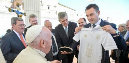 El Papa ya tiene la camiseta del ascenso del Burgos
