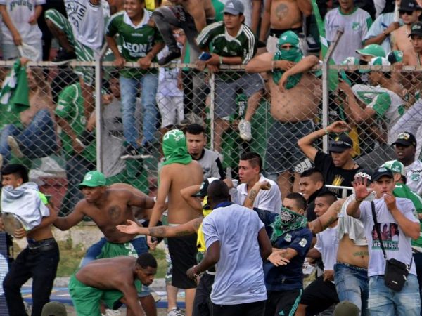 Hinchas del Deportivo Cali invaden el campo para agredir al entrenador