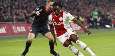 1-2. El PSV, con Luuk De Jong brillando, gana al Ajax y es el nuevo líder